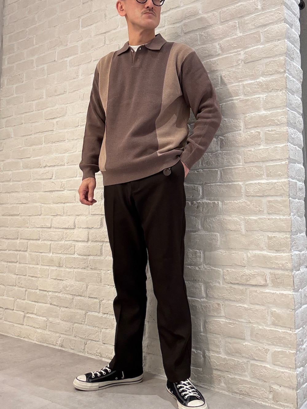 ブラウン系のブルゾン、ブラウン系のスラックス、ベージュ系のニット/セーターを着用したメンズの冬コーディネートの6枚目の写真