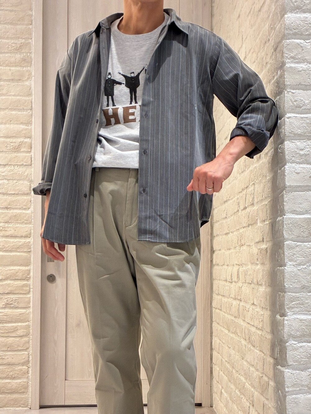 グレー系のシャツ/ブラウス、グレー系のTシャツ/カットソー、ベージュ系のその他パンツを着用したメンズの春コーディネートの2枚目の写真