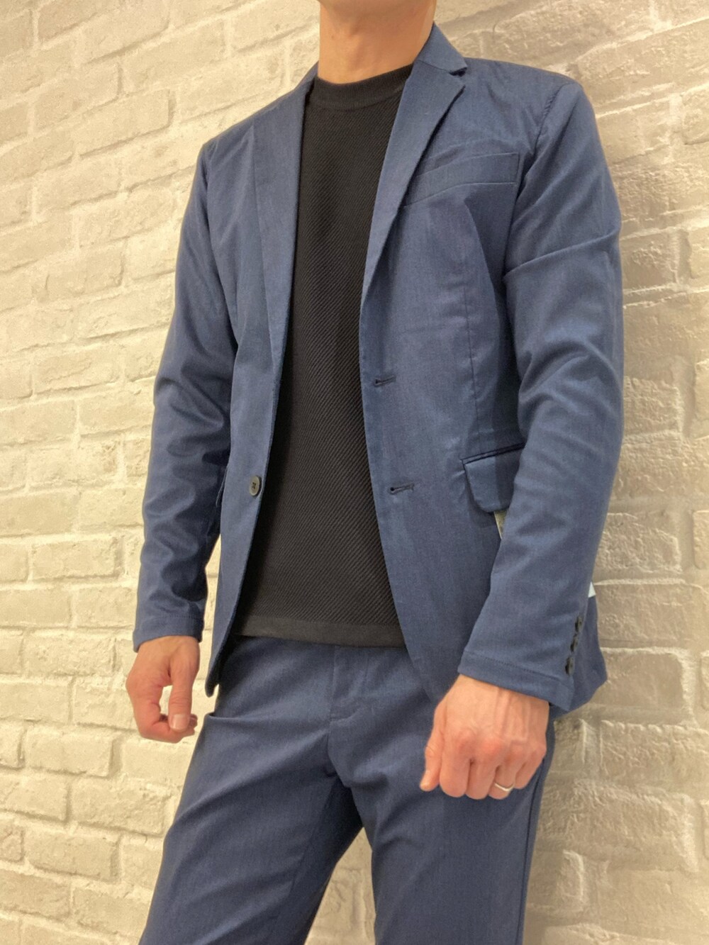 ブルー系のニット/セーター、ブルー系のテーラードジャケット、ブルー系のスラックスを着用したメンズの春コーディネートの3枚目の写真