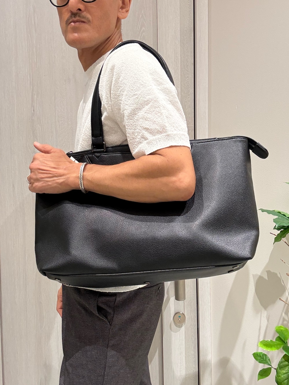 グレー系のセットアップ、グレー系のテーラードジャケット、ホワイト系のTシャツ/カットソーを着用したメンズの秋コーディネートの5枚目の写真
