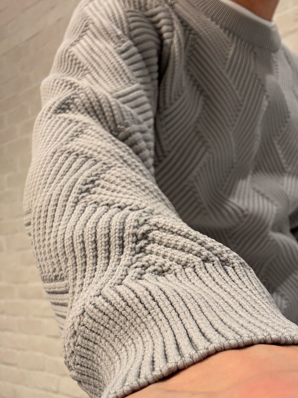 ブラック系のブルゾン、グレー系のニット/セーター、ブラック系のその他パンツを着用したメンズの冬コーディネートの5枚目の写真