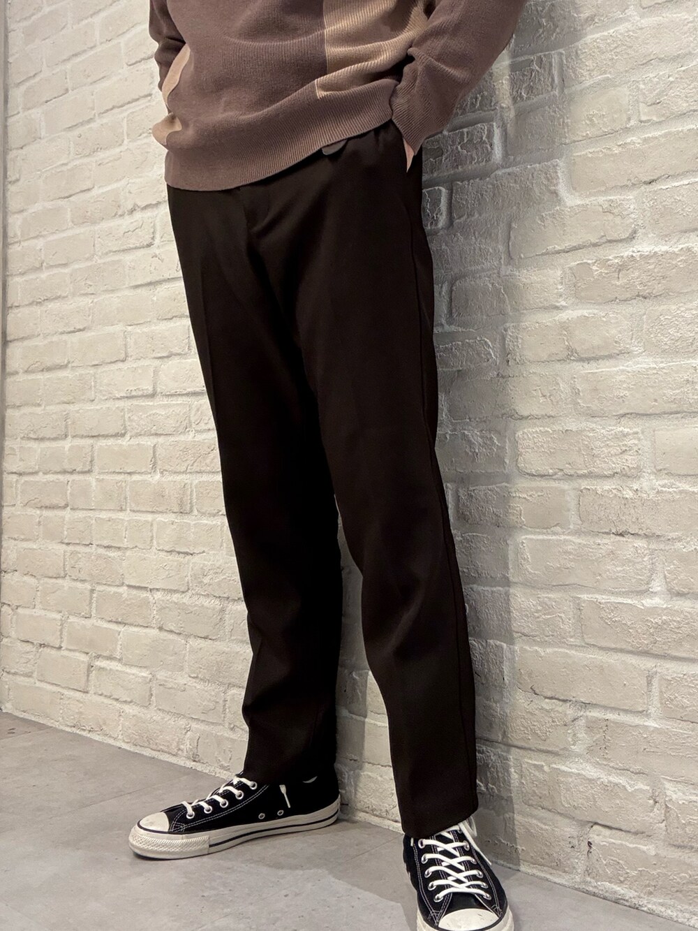 ブラウン系のブルゾン、ベージュ系のニット/セーター、ブラウン系のスラックスを着用したメンズの冬コーディネートの5枚目の写真