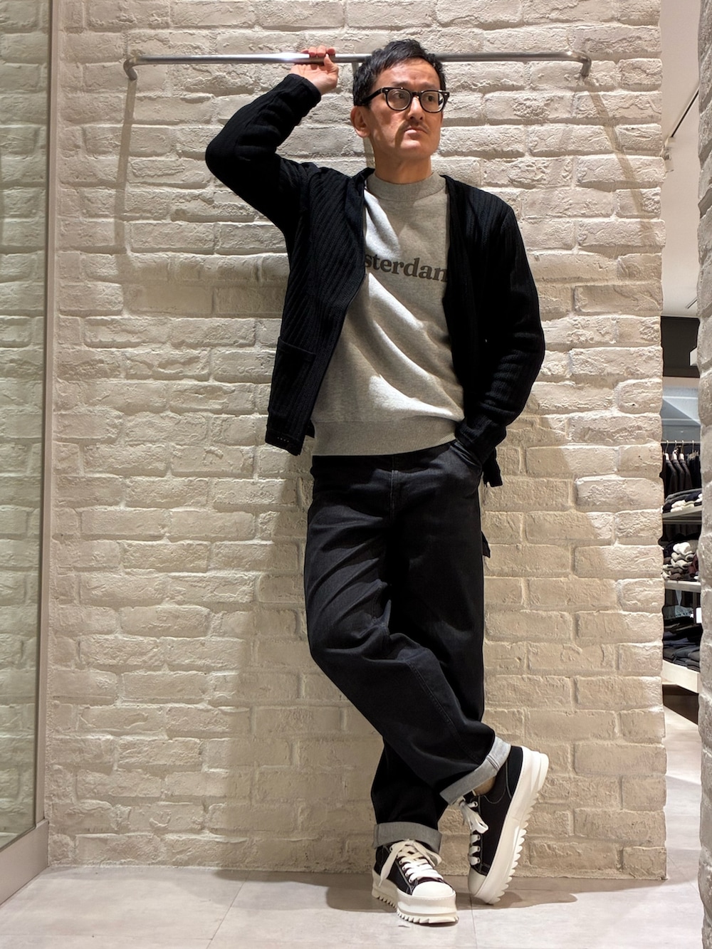ブラック系のカーディガン/ボレロ、グレー系のニット/セーターを着用したメンズの冬コーディネートの2枚目の写真