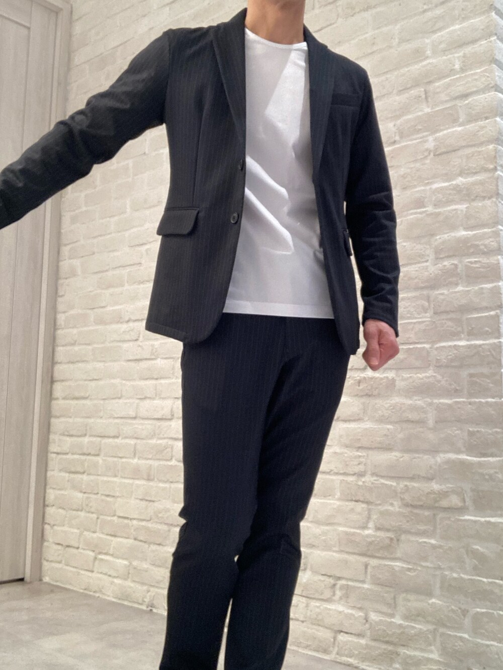 その他のテーラードジャケット、その他のスラックス、ホワイト系のTシャツ/カットソーを着用したメンズの春コーディネートの3枚目の写真