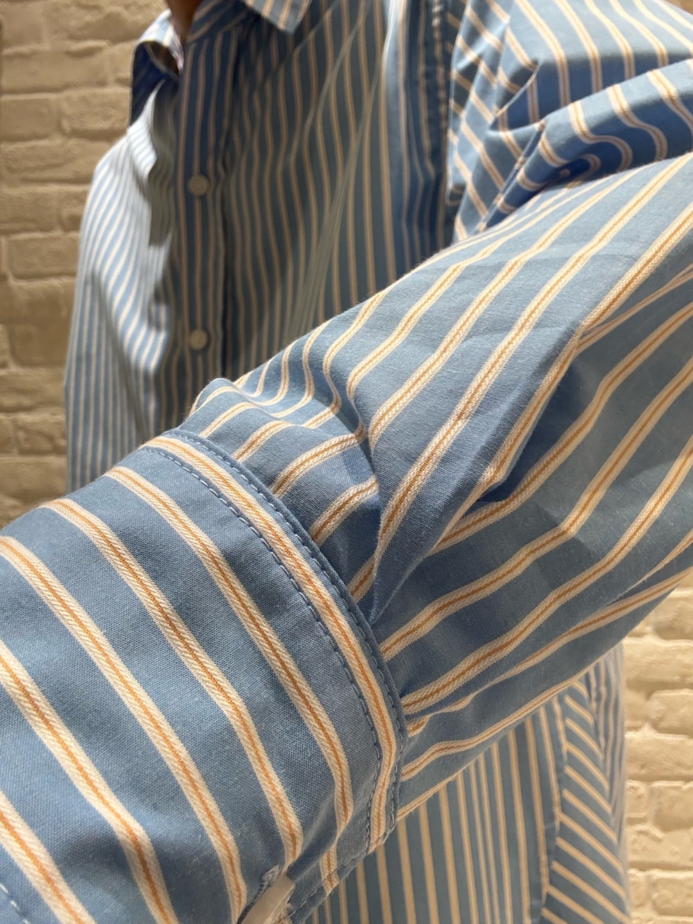 ブルー系のシャツ/ブラウス、パープル系のTシャツ/カットソー、ブルー系のその他パンツを着用したメンズの夏コーディネートの3枚目の写真