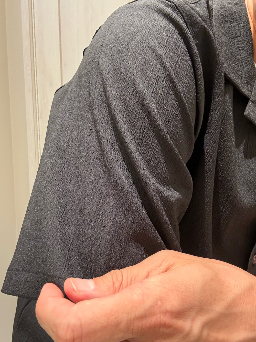ブラック系のシャツ/ブラウス、ホワイト系のTシャツ/カットソー、グレー系のその他パンツを着用したメンズの夏コーディネートの3枚目の写真