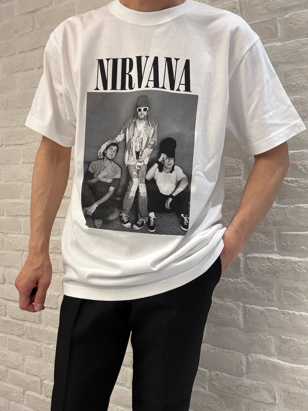 ベージュ系のシャツ/ブラウス、ホワイト系のTシャツ/カットソー、ブラック系のスラックスを着用したメンズの春コーディネートの3枚目の写真