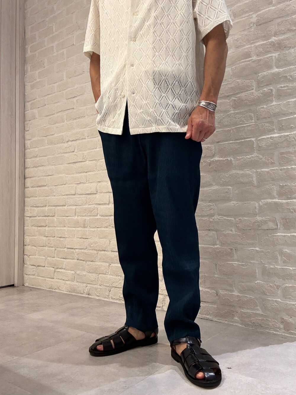 ホワイト系のシャツ/ブラウス、ホワイト系のTシャツ/カットソー、グレー系のスラックスを着用したメンズの夏コーディネートの3枚目の写真