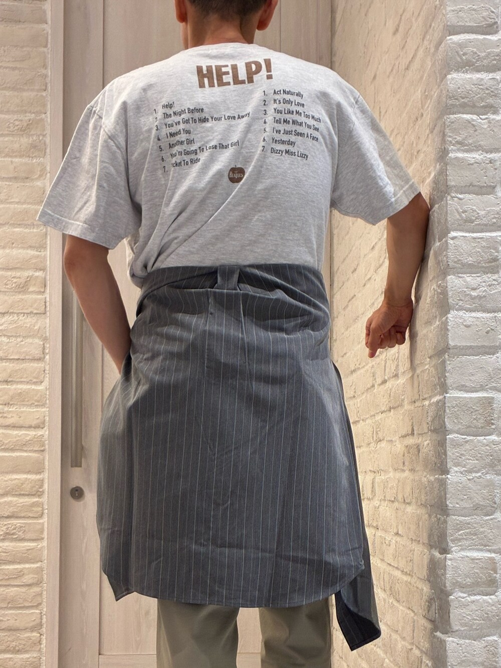 グレー系のシャツ/ブラウス、グレー系のTシャツ/カットソー、ベージュ系のその他パンツを着用したメンズの春コーディネートの3枚目の写真