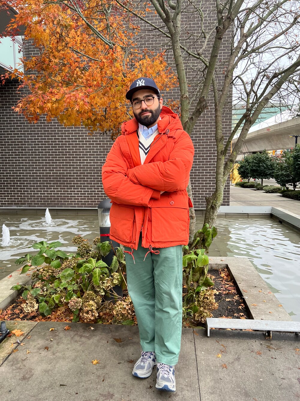 「服とコスメでなりたい自分に、クリスマスに着たい服、おしゃれさんと繋がりたい、大人コーデ、秋冬コーデ」｜「frizmworksのアイテム（ダウンジャケット/コート、オレンジ系）」を使った、アルンさん（メンズ・170cm）の冬コーディネートの2枚目の写真