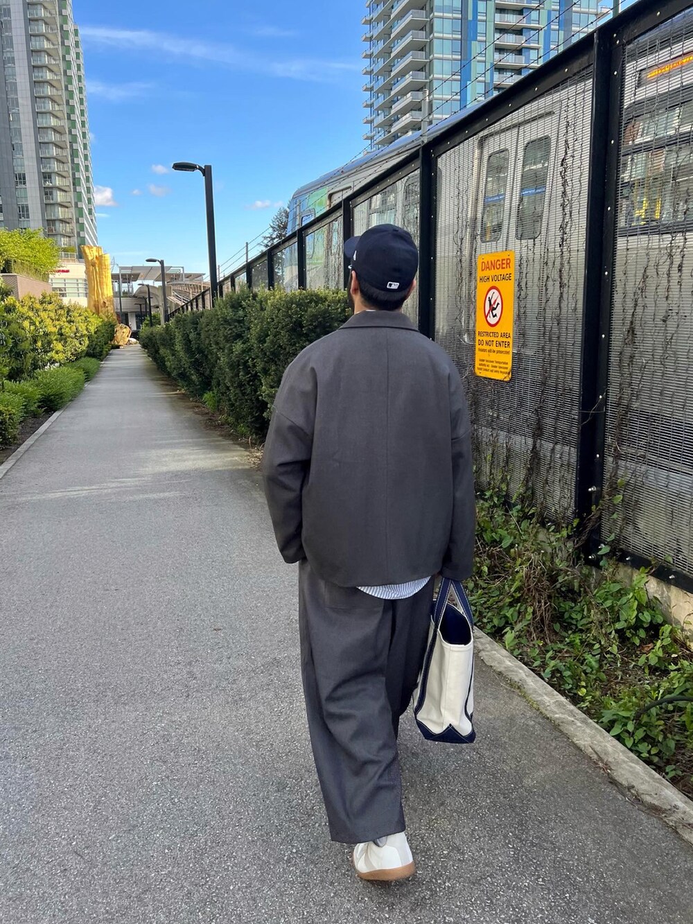 「summer、Suit、BEAMS、casual」｜「L.L.Beanのアイテム（トートバッグ、ブルー系）」を使った、アルンさん（メンズ・170cm）の春コーディネートの2枚目の写真