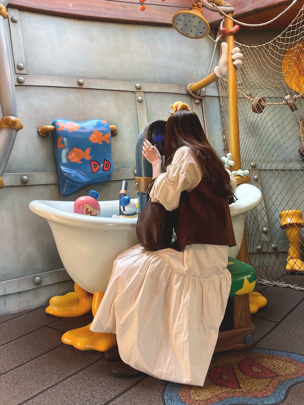 「ディズニーコーデ、淡色コーデ、淡色女子、はるコーデ、バレエシューズ、ワンピース、onetome」｜「lawgyのhandle gather 2way bag（ハンドバッグ、ブラウン系）」を使った、shioriさん（レディース・161cm）の春コーディネートの3枚目の写真