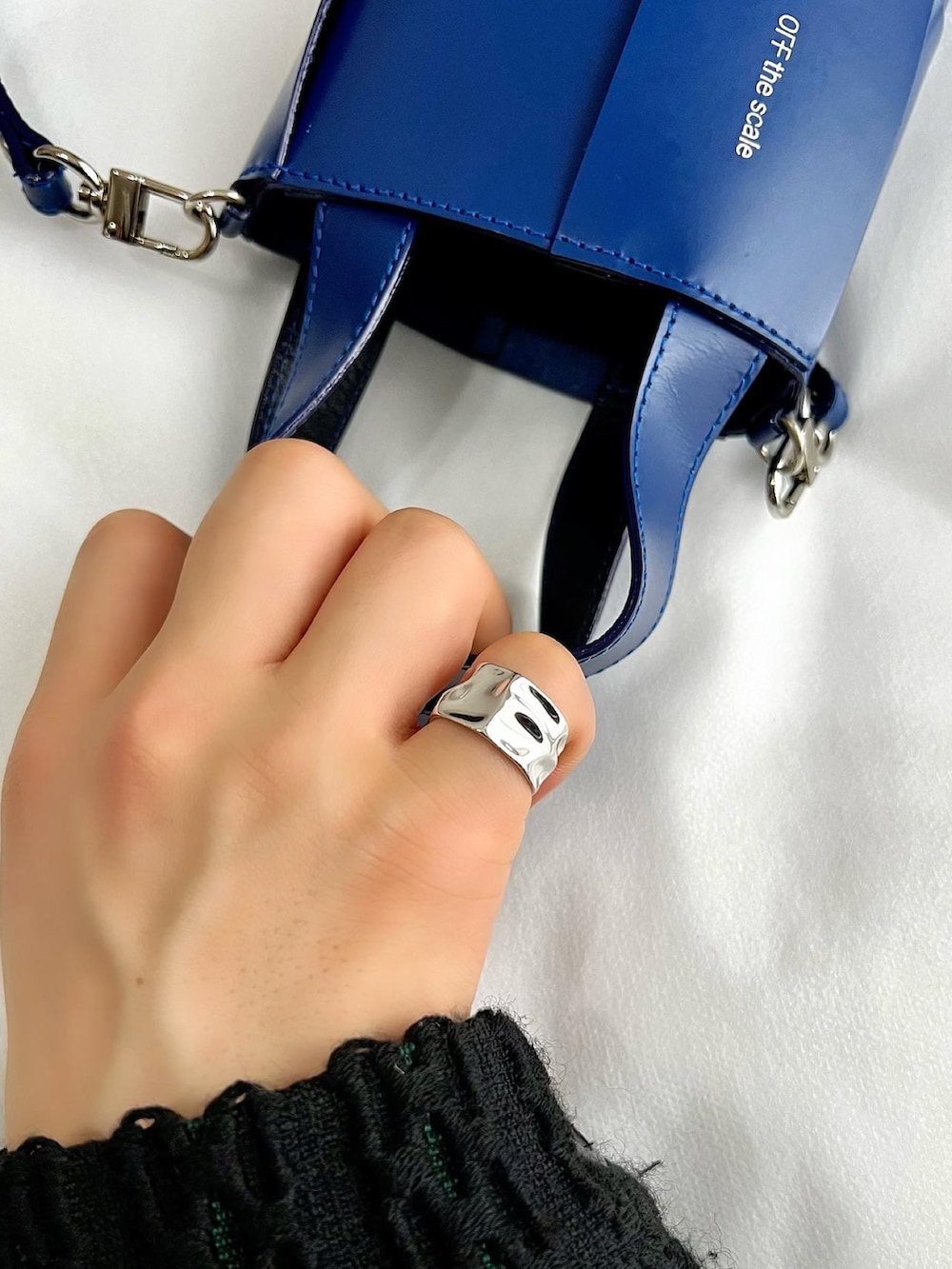 ブルー系のデニムパンツ、ブラック系のドレスシューズ、ブラック系のジャケット/アウターを着用したメンズの秋コーディネートの4枚目の写真