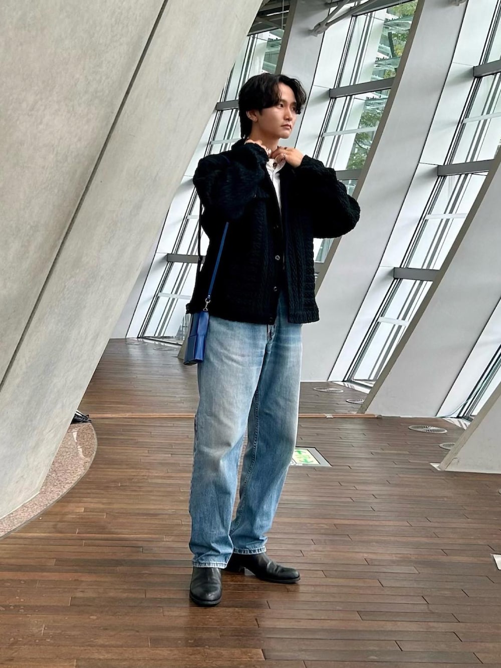 ブルー系のデニムパンツ、ブラック系のドレスシューズ、ブラック系のジャケット/アウターを着用したメンズの秋コーディネートの3枚目の写真