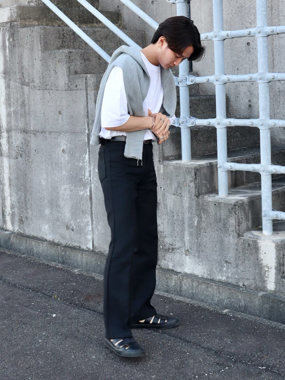 「このスタイルがお気に入り、夏コーデ、休日コーデ、メンズファッション、休日スタイル、白Tシャツ、シンプルコーデ、フレアパンツ、大人コーデ、キレイめ、きれいめカジュアル、おでかけコーデ、今日のコーデ、お洒落さんとつながりたい、おしゃれさんと繋がりたい」｜「Wranglerのアイテム（パンツ、ブラック系）」を使った、akitoさん（メンズ・170cm）の夏コーディネートの4枚目の写真