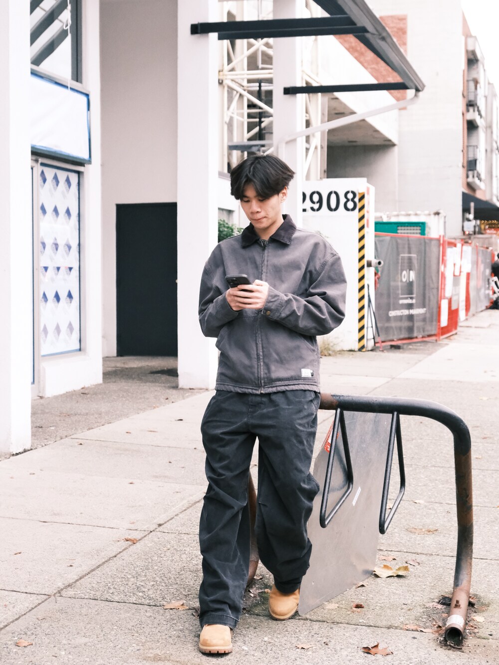 グレー系のデニムジャケット、ブラウン系のブーツを着用したメンズの冬コーディネートの2枚目の写真