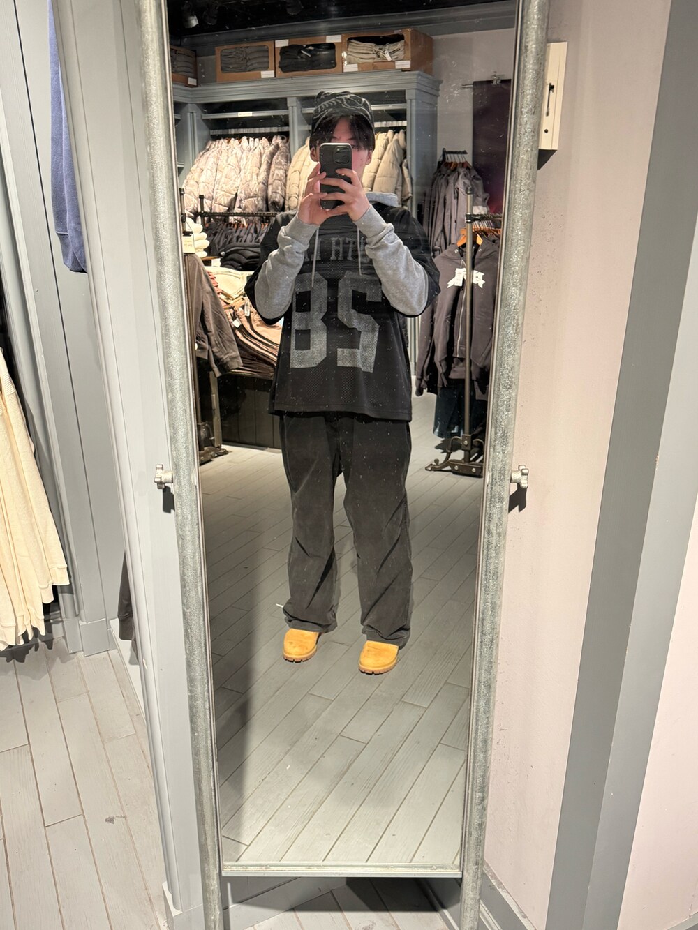 ブラウン系のブーツを着用したメンズの冬コーディネートの3枚目の写真