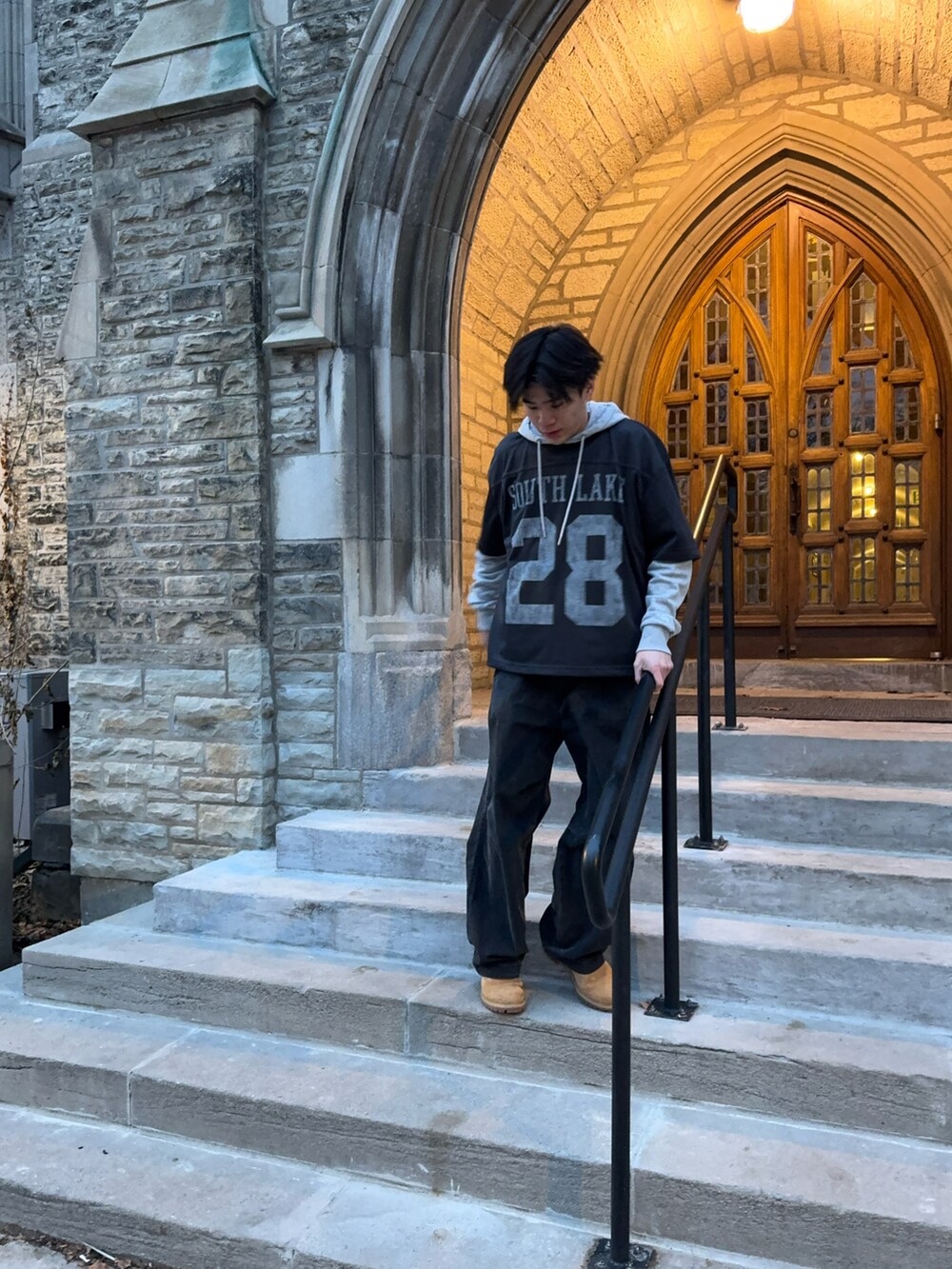 ブラウン系のブーツを着用したメンズの冬コーディネートの2枚目の写真