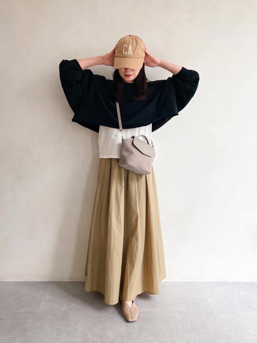 「オトナ女子、カジュアル、大人カジュアル、ootd、ロングスカート、キャップ女子、スカートスタイル、キャップ、春コーデ、russet(russet)、レイヤードスタイル、着まわしコーデ」｜「russetの《刺し子》レザーフラップ2WAYショルダーバッグ(CE-1044)（ショルダーバッグ、グレー系）」を使った、kaoさん（レディース・160cm）の冬コーディネートの3枚目の写真