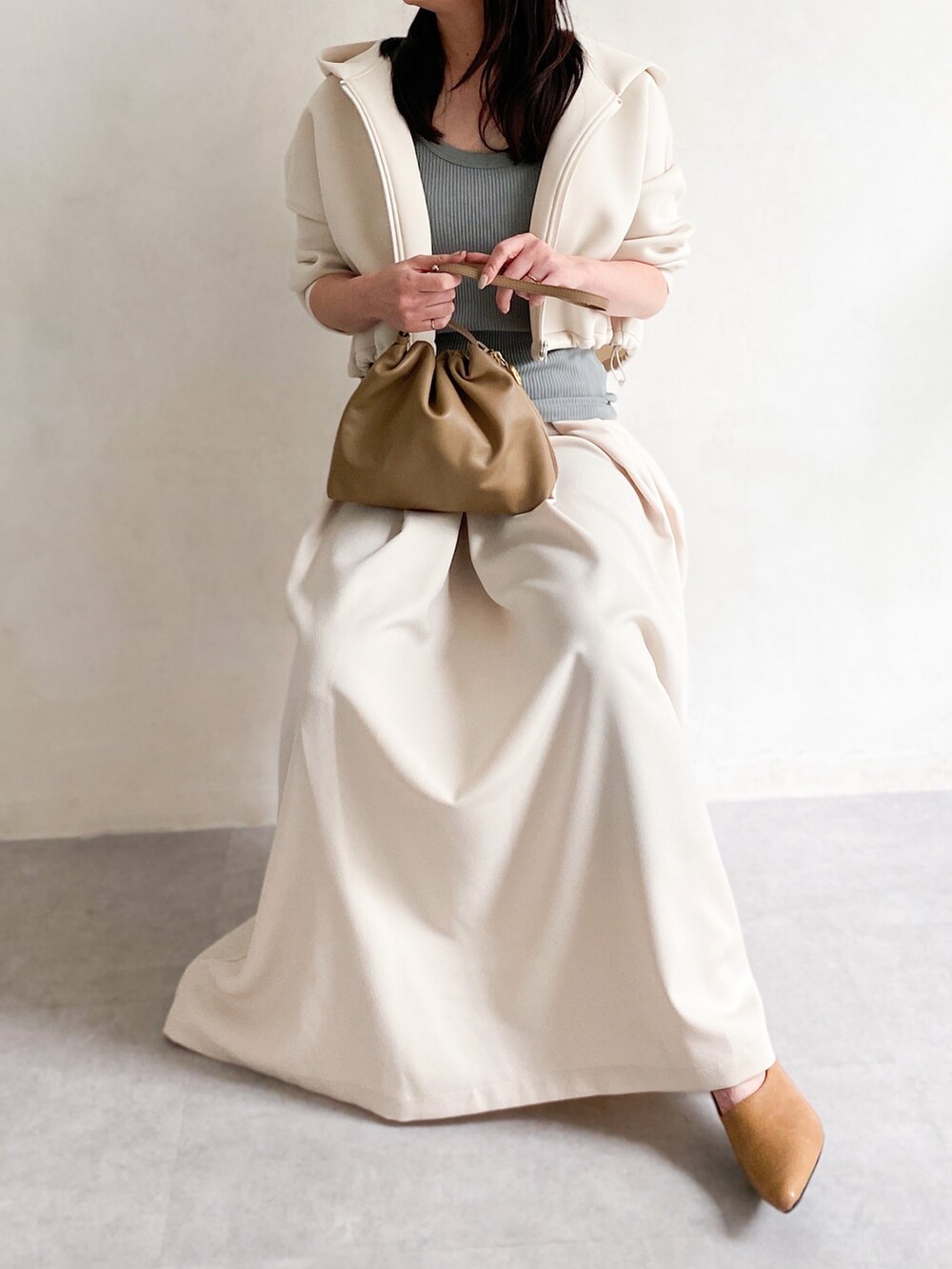 「オトナカジュアル、春服コーデ、大人女子、russet(russet)、予約商品、パーカーコーデ、スカートコーデ、ショートパーカー、春コーデ、キレイめコーデ」｜「russetのシャーリングショートパーカー(O-065)（パーカー、ホワイト系）」を使った、kaoさん（レディース・160cm）の冬コーディネートの2枚目の写真