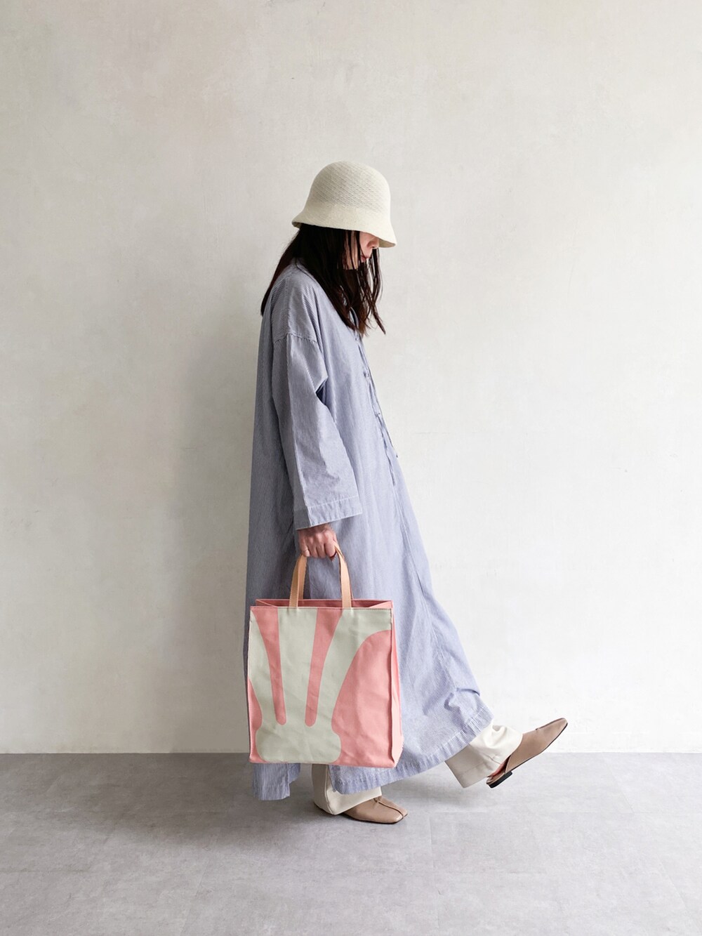 「春、カジュアル、ワンピース、russet(russet)、オトナ女子、トートバッグ、シャツワンピ、バケットハット、サンダル、ストライプ、シンプルスタイル、春色」｜「russetの【新色予約受付中】SERENDY トートバッグ(CE-545)（トートバッグ、ピンク系）」を使った、kaoさん（レディース・160cm）の春コーディネートの3枚目の写真