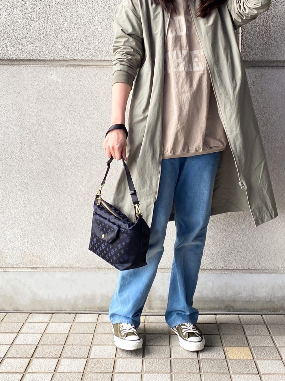 「ショルダーバッグ、russet(russet)、春コーデ、春アウター、Tシャツ、メンズライク、レイヤードスタイル、デニムパンツ、スニーカー女子、カジュアル、大人カジュアル、オトナカジュアル、シンプルコーデ、スニーカー、プリントT」｜「russetのフラップポケットショルダーバッグ(SF-203)（ショルダーバッグ、ブラック系）」を使った、kaoさん（レディース・160cm）の春コーディネートの2枚目の写真
