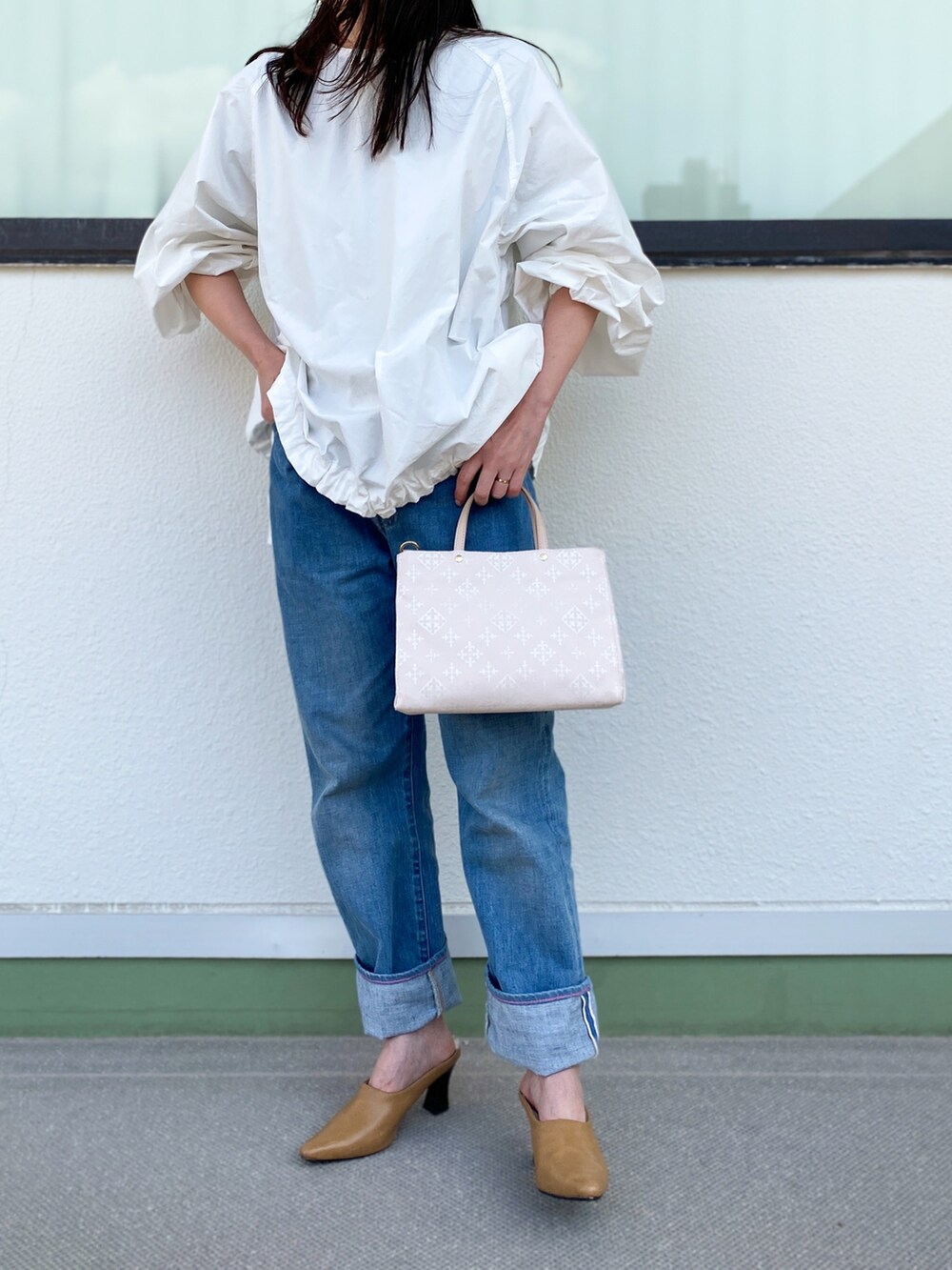 「春服、春コーデ、デニムパンツ、デニムコーデ、シャツコーデ、白シャツ、russet(russet)、オトナカジュアル、着回しコーデ、きれいめカジュアル、パンツコーデ、カジュアル、ミュール、大人コーデ」｜「russetの【新色予約受付中】＜SHOPPER＞トートバッグ S／コットンジャガード(CE-104)（ハンドバッグ、ピンク系）」を使った、kaoさん（レディース・160cm）の春コーディネートの3枚目の写真