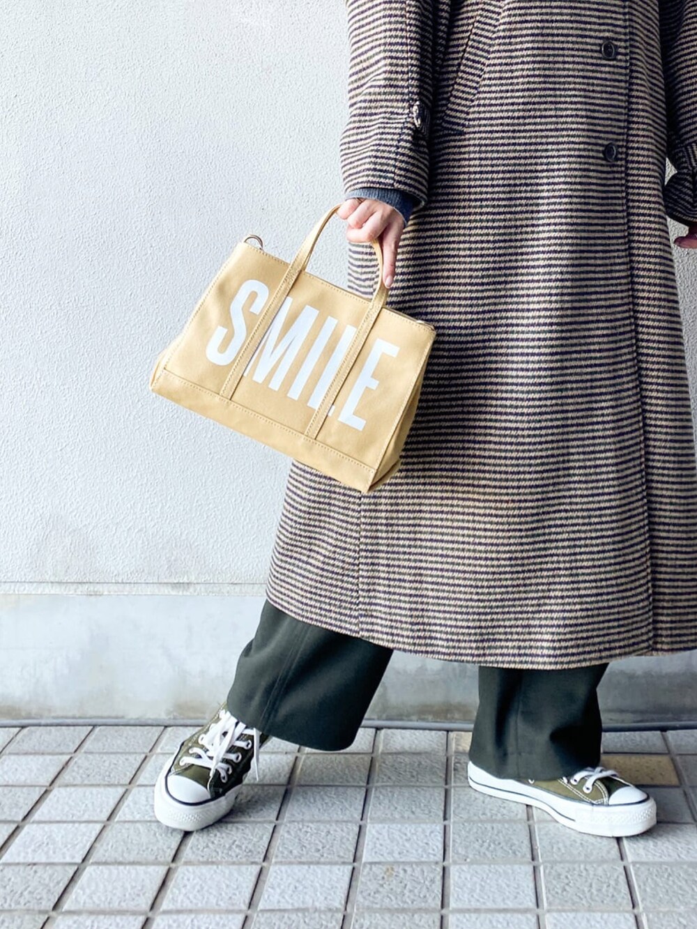 「大人カジュアル、パンツスタイル、シンプルスタイル、オトナ女子、BONLECILL、russet(russet)、スニーカー、スニーカー女子、スニーカーコーデ、ステンカラーコート、チェックコート、春先取り、ユニクロコーデ、UNIQLOコーデ」｜「BONLECILLのアイテム（ステンカラーコート、グリーン系）」を使った、kaoさん（レディース・160cm）の冬コーディネートの3枚目の写真