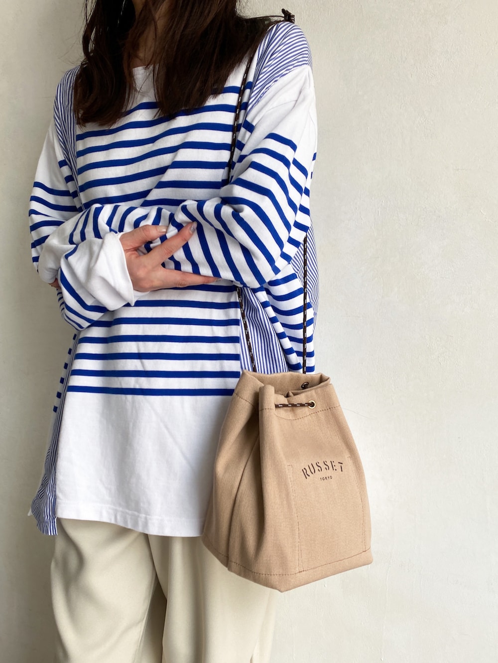 「春コーデ、オトナカジュアル、休日スタイル、カジュアルコーデ、ボーダー、ボーダーTシャツ、パンツスタイル、白パンツ、大人コーデ、スニーカーコーデ、白スニーカー、骨格ナチュラル、春夏コーデ、ショルダーバッグ、russet(russet)」｜「russetの＜Blue Label＞巾着ショルダーバッグ(CE-1034)（ショルダーバッグ、ベージュ系）」を使った、kaoさん（レディース・160cm）の春コーディネートの2枚目の写真