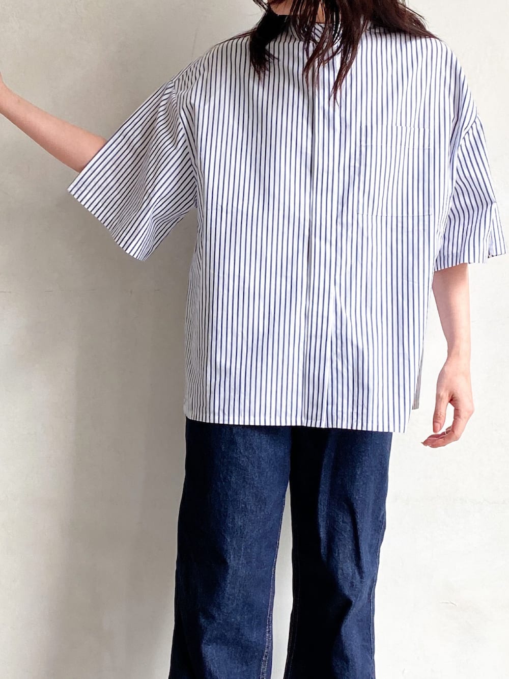 「夏コーデ、ストライプシャツ、シャツ、シャツスタイル、シャツコーデ、デニム、デニムパンツ、大人カジュアル、シンプルコーデ、骨格ナチュラル、大人女子、russet(russet)、ユニクロ、UNIQLO、UNIQLOデニム」｜「russetのスリットスリーブシャツ(O-071)（シャツ/ブラウス、ブルー系）」を使った、kaoさん（レディース・160cm）の春コーディネートの2枚目の写真