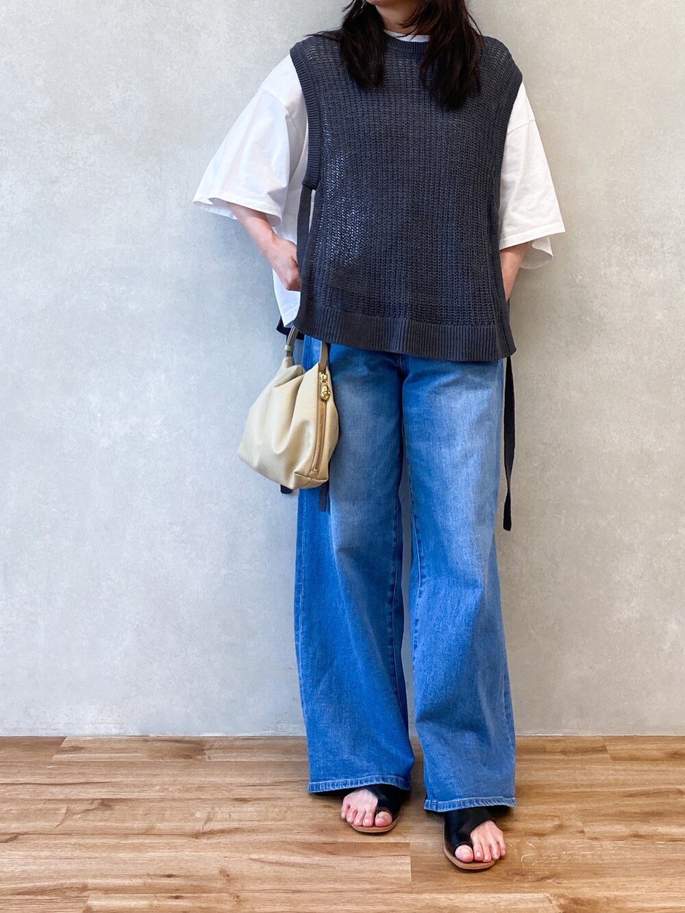 「シンプルスタイル、大人カジュアル、デニムパンツ、ワイドデニム、レイヤードスタイル、着回しコーデ、レイヤード、メッシュニット、メッシュトップス、russet(russet)、パンツコーデ、骨格ナチュラル、夏コーデ、初夏コーデ」｜「russetの【追加分予約受付中】《gem_by russet》レザーワンハンドルバッグ〈WEB限定〉（ショルダーバッグ、ベージュ系）」を使った、kaoさん（レディース・160cm）の春コーディネートの3枚目の写真
