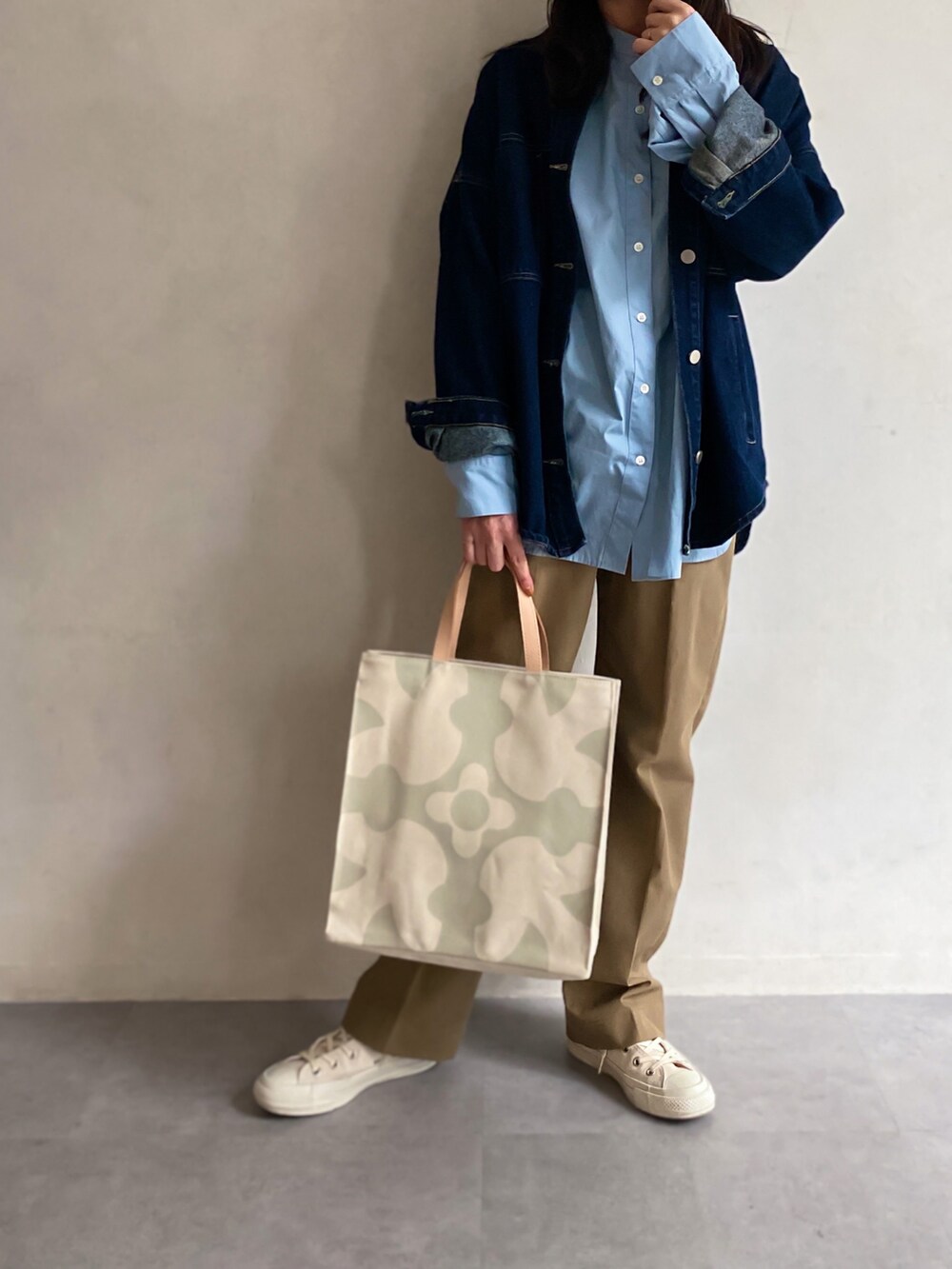 「オトナカジュアル、カジュアルコーデ、大人女子、大人コーデ、メンズライク、メンズライクコーデ、デニム、デニムコーデ、シャツスタイル、パンツスタイル、スニーカー、スニーカー女子、russet(russet)」｜「russetの【新色予約受付中】SERENDY トートバッグ(CE-545)（トートバッグ、ホワイト系）」を使った、kaoさん（レディース・160cm）の冬コーディネートの3枚目の写真