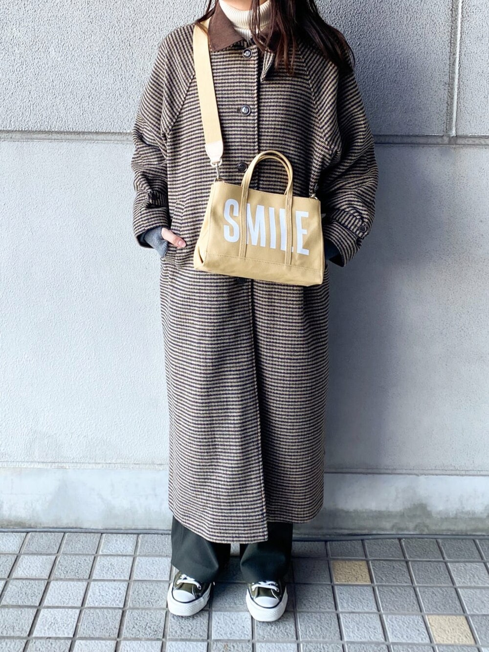 「大人カジュアル、パンツスタイル、シンプルスタイル、オトナ女子、BONLECILL、russet(russet)、スニーカー、スニーカー女子、スニーカーコーデ、ステンカラーコート、チェックコート、春先取り、ユニクロコーデ、UNIQLOコーデ」｜「BONLECILLのアイテム（ステンカラーコート、グリーン系）」を使った、kaoさん（レディース・160cm）の冬コーディネートの2枚目の写真