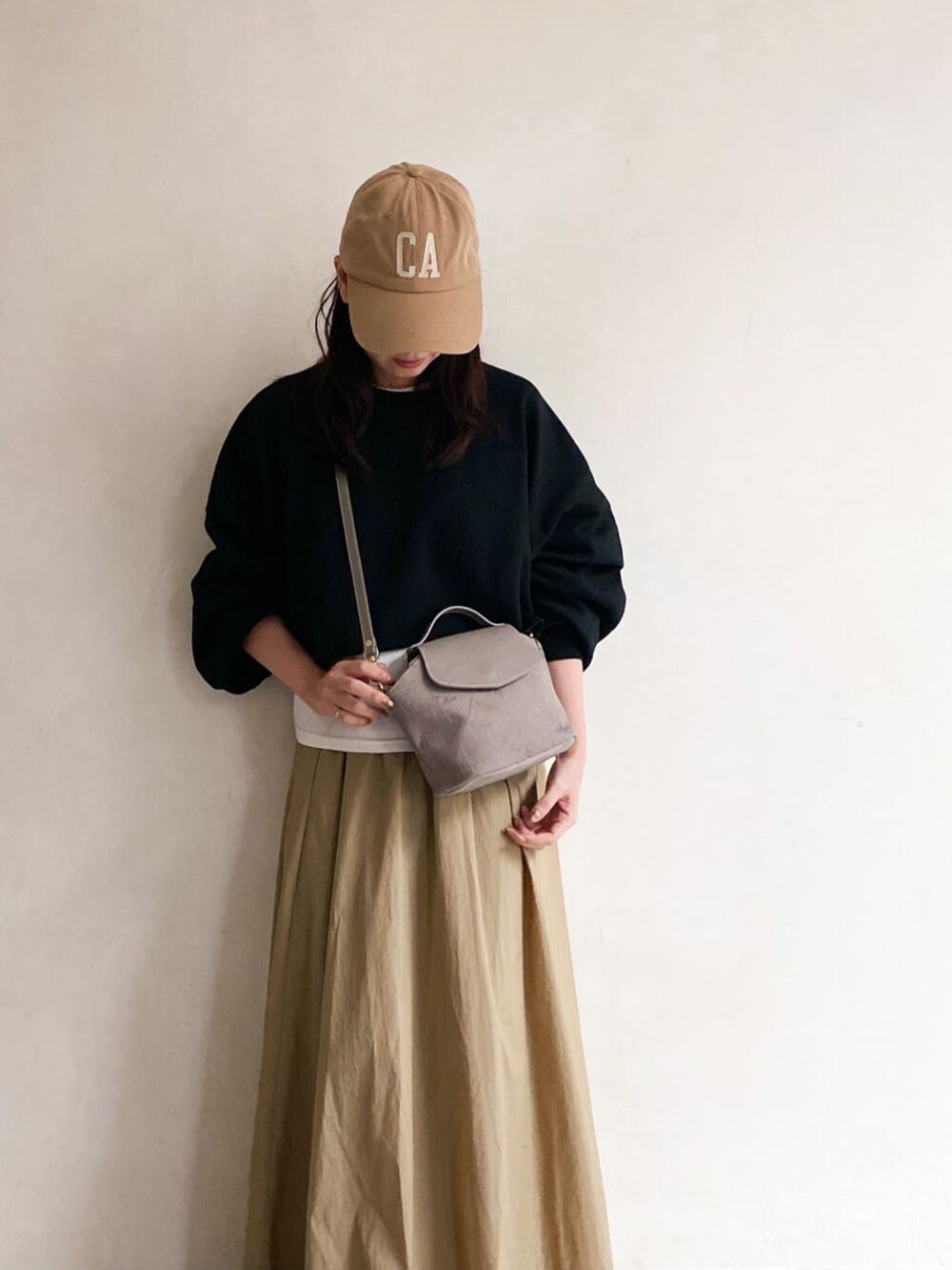 「オトナ女子、カジュアル、大人カジュアル、ootd、ロングスカート、キャップ女子、スカートスタイル、キャップ、春コーデ、russet(russet)、レイヤードスタイル、着まわしコーデ」｜「russetの《刺し子》レザーフラップ2WAYショルダーバッグ(CE-1044)（ショルダーバッグ、グレー系）」を使った、kaoさん（レディース・160cm）の冬コーディネートの2枚目の写真