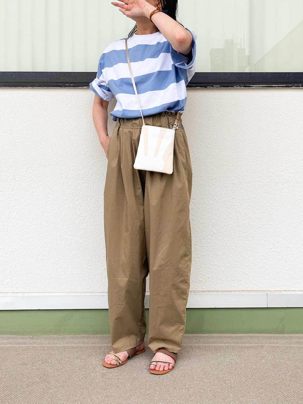 ブルー系のTシャツ/カットソー、ホワイト系のショルダーバッグを着用したレディースの夏コーディネートの2枚目の写真