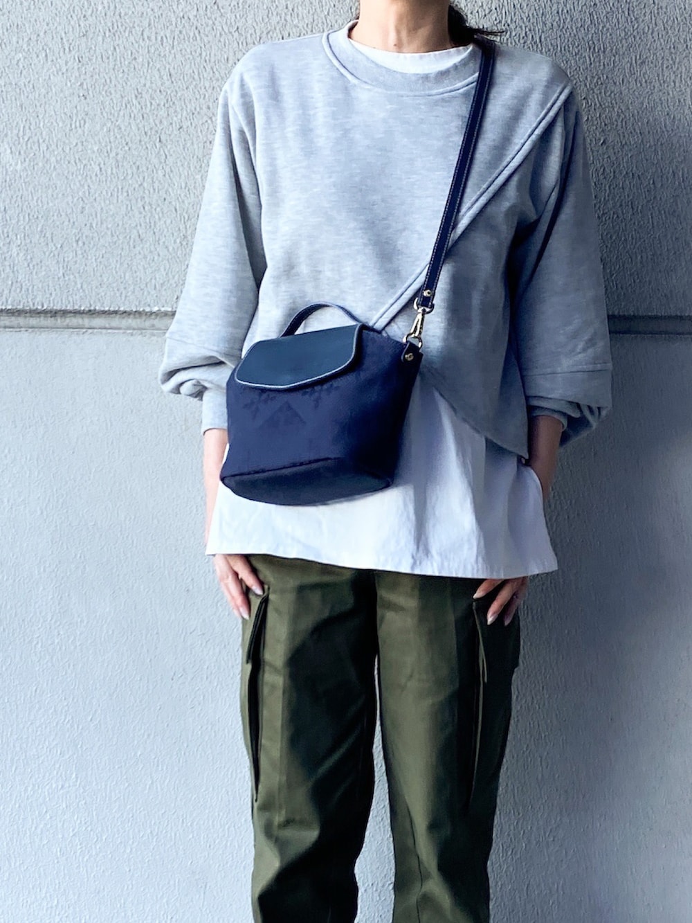 「大人カジュアル、パンツコーデ、古着MIX、春コーデ、レイヤードスタイル、カーゴパンツ、russet(russet)、selectmoca、パンツスタイル、シンプルコーデ、カジュアル、ショルダーバッグ、シンプルスタイル、骨格ナチュラル」｜「russetの《刺し子》レザーフラップ2WAYショルダーバッグ(CE-1044)（ショルダーバッグ、ブルー系）」を使った、kaoさん（レディース・160cm）の冬コーディネートの2枚目の写真