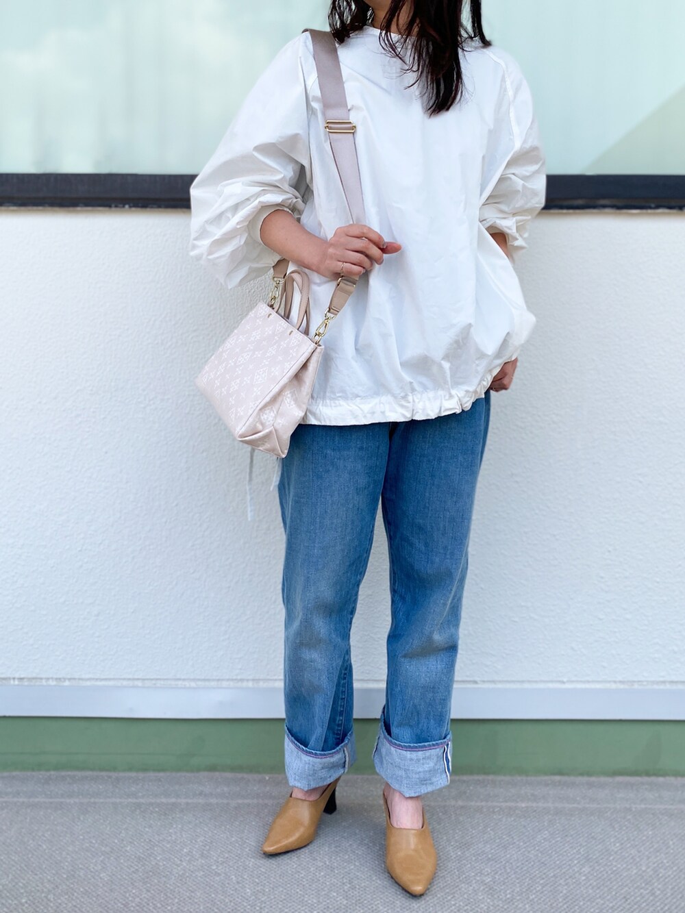 「春服、春コーデ、デニムパンツ、デニムコーデ、シャツコーデ、白シャツ、russet(russet)、オトナカジュアル、着回しコーデ、きれいめカジュアル、パンツコーデ、カジュアル、ミュール、大人コーデ」｜「russetの【新色予約受付中】＜SHOPPER＞トートバッグ S／コットンジャガード(CE-104)（ハンドバッグ、ピンク系）」を使った、kaoさん（レディース・160cm）の春コーディネートの2枚目の写真