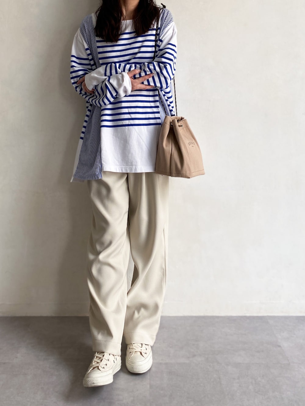 「春コーデ、オトナカジュアル、休日スタイル、カジュアルコーデ、ボーダー、ボーダーTシャツ、パンツスタイル、白パンツ、大人コーデ、スニーカーコーデ、白スニーカー、骨格ナチュラル、春夏コーデ、ショルダーバッグ、russet(russet)」｜「russetの＜Blue Label＞巾着ショルダーバッグ(CE-1034)（ショルダーバッグ、ベージュ系）」を使った、kaoさん（レディース・160cm）の春コーディネートの3枚目の写真