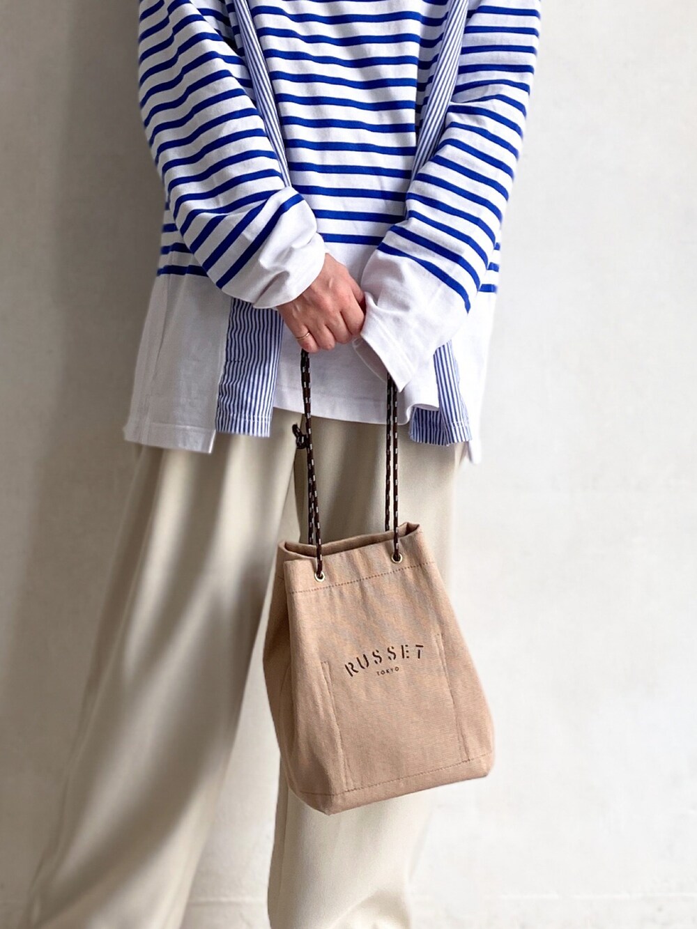 「春コーデ、オトナカジュアル、休日スタイル、カジュアルコーデ、ボーダー、ボーダーTシャツ、パンツスタイル、白パンツ、大人コーデ、スニーカーコーデ、白スニーカー、骨格ナチュラル、春夏コーデ、ショルダーバッグ、russet(russet)」｜「russetの＜Blue Label＞巾着ショルダーバッグ(CE-1034)（ショルダーバッグ、ベージュ系）」を使った、kaoさん（レディース・160cm）の春コーディネートの5枚目の写真