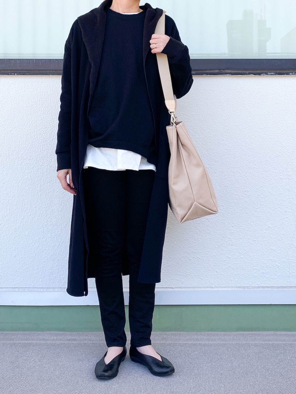 「大人カジュアル、モノトーンコーデ、UNIQLO、russet(russet)、着回しコーデ、レイヤードスタイル、シンプルコーデ、スキニーパンツ、ブラックコーデ、骨格ナチュラル、キャンバストート、大人女子、大きめバッグ」｜「russetの【SSカラー追加】＜SHOPPER＞キャンバストートバッグ L ／CE-244（トートバッグ、ベージュ系）」を使った、kaoさん（レディース・160cm）の春コーディネートの2枚目の写真