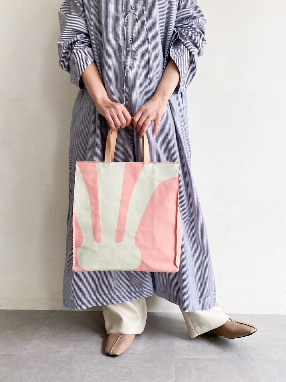 「春、カジュアル、ワンピース、russet(russet)、オトナ女子、トートバッグ、シャツワンピ、バケットハット、サンダル、ストライプ、シンプルスタイル、春色」｜「russetの【新色予約受付中】SERENDY トートバッグ(CE-545)（トートバッグ、ピンク系）」を使った、kaoさん（レディース・160cm）の春コーディネートの2枚目の写真