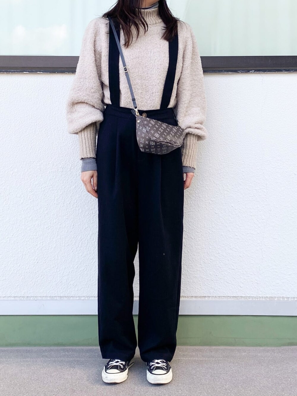 ベージュ系のニット/セーター、グレー系のショルダーバッグ、ブラック系のその他パンツを着用したレディースの冬コーディネートの2枚目の写真