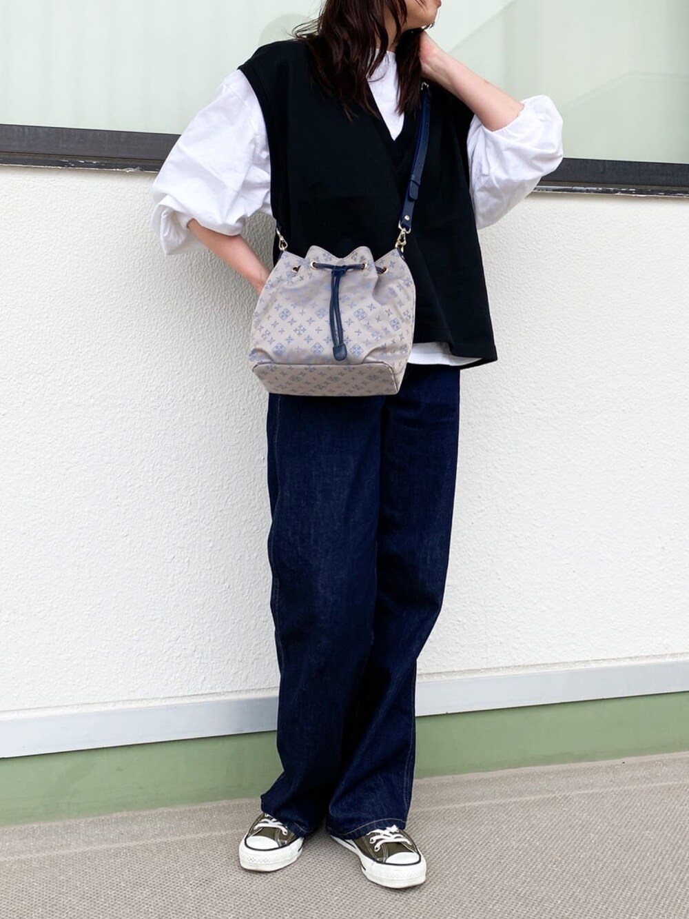 「休日スタイル、シンプルコーデ、モノトーンコーデ、オトナ女子、オトナカジュアル、デニムパンツ、UNIQLO、ユニクロ、レイヤードスタイル、メンズライク、russet(russet)、コンバース、converse、スニーカーコーデ、スニーカー女子」｜「solamonatのアイテム（ベスト、ブラック系）」を使った、kaoさん（レディース・160cm）の春コーディネートの2枚目の写真