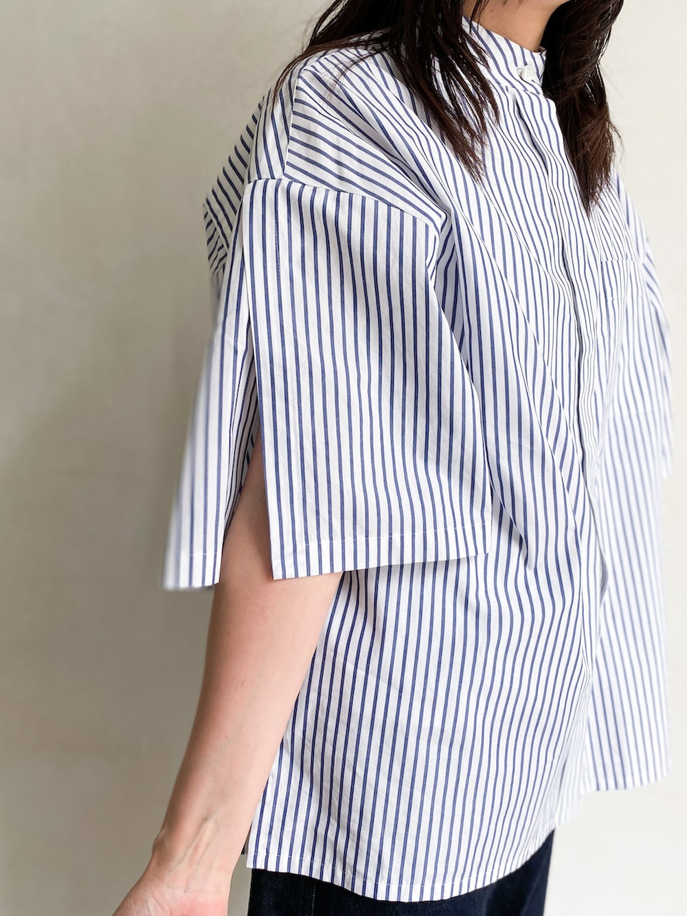 「夏コーデ、ストライプシャツ、シャツ、シャツスタイル、シャツコーデ、デニム、デニムパンツ、大人カジュアル、シンプルコーデ、骨格ナチュラル、大人女子、russet(russet)、ユニクロ、UNIQLO、UNIQLOデニム」｜「russetのスリットスリーブシャツ(O-071)（シャツ/ブラウス、ブルー系）」を使った、kaoさん（レディース・160cm）の春コーディネートの3枚目の写真