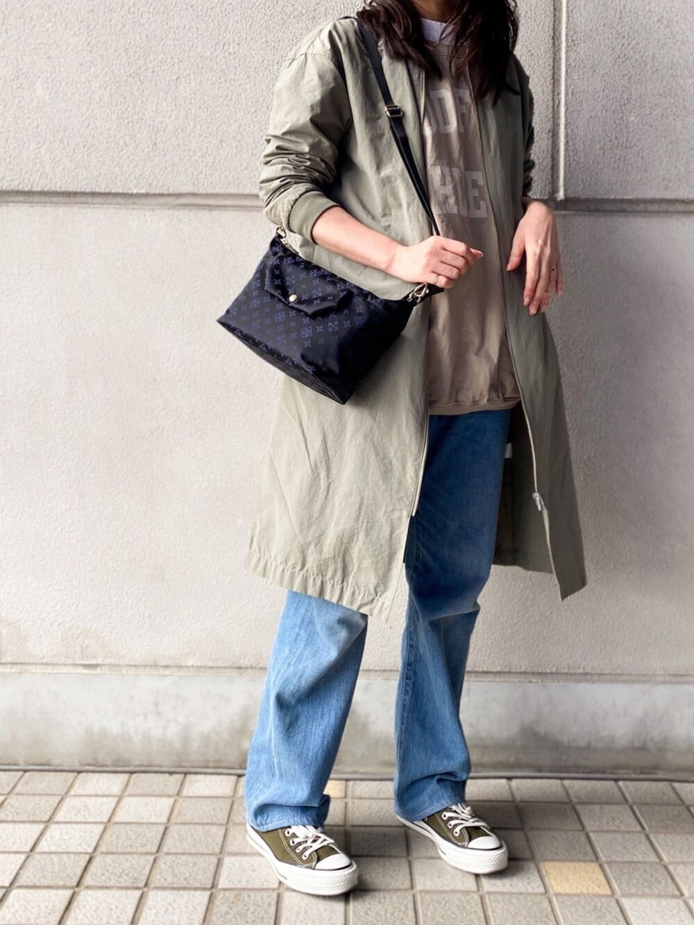 「ショルダーバッグ、russet(russet)、春コーデ、春アウター、Tシャツ、メンズライク、レイヤードスタイル、デニムパンツ、スニーカー女子、カジュアル、大人カジュアル、オトナカジュアル、シンプルコーデ、スニーカー、プリントT」｜「russetのフラップポケットショルダーバッグ(SF-203)（ショルダーバッグ、ブラック系）」を使った、kaoさん（レディース・160cm）の春コーディネートの3枚目の写真