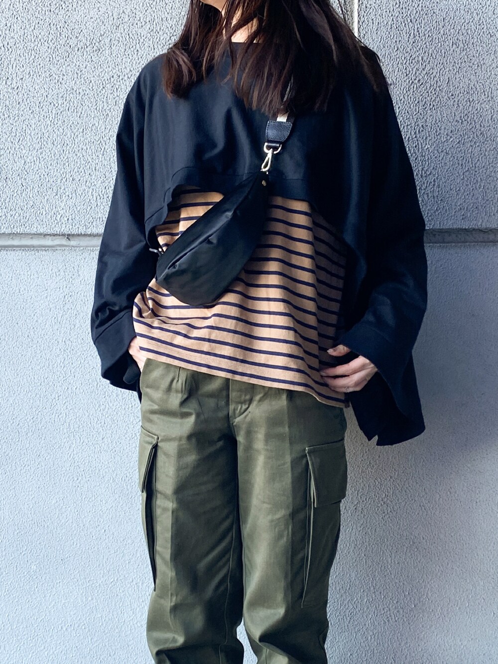ブラック系のショルダーバッグ、ブラック系のTシャツ/カットソー、ベージュ系のTシャツ/カットソーを着用したレディースの冬コーディネートの4枚目の写真
