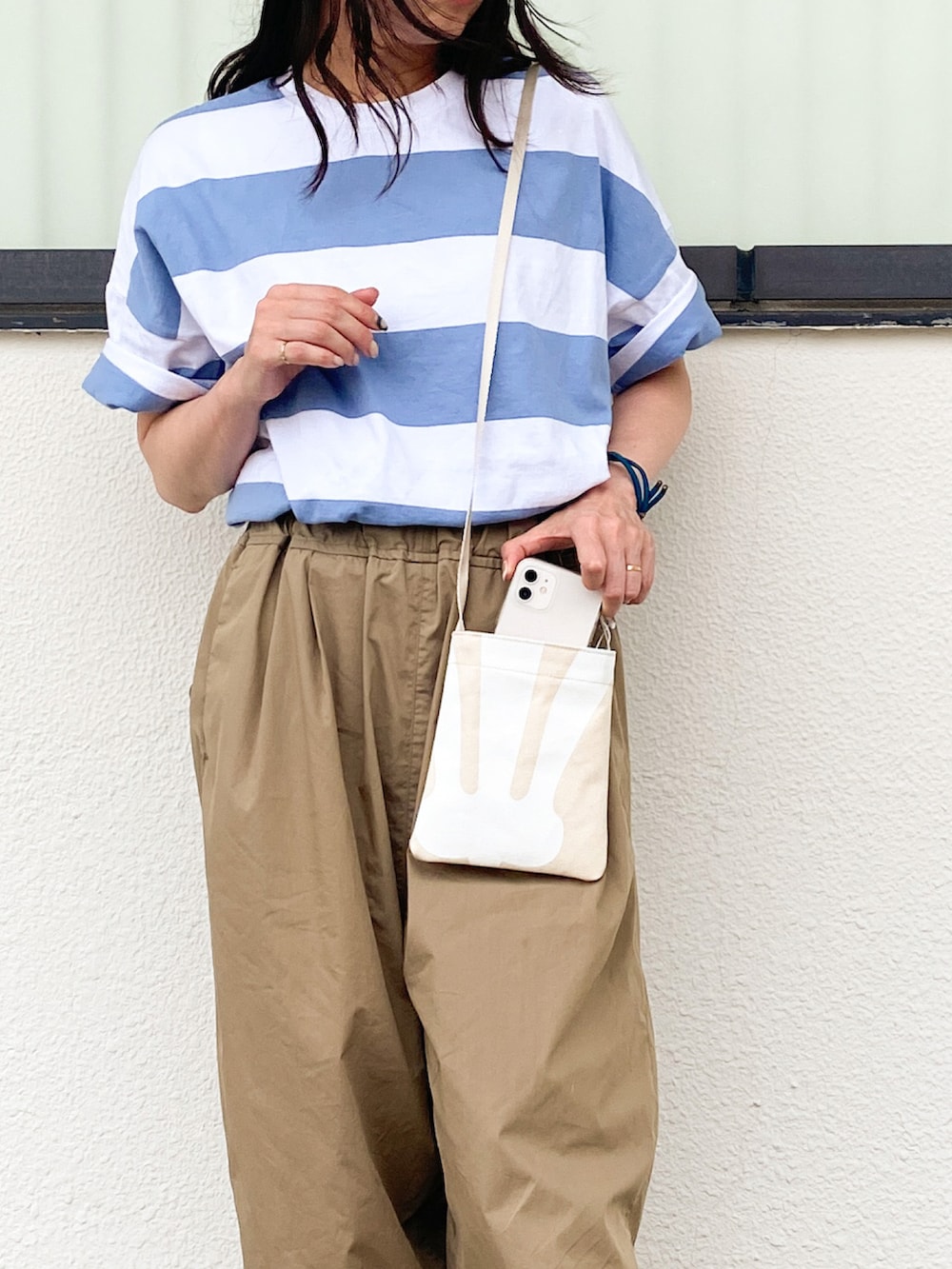 ブルー系のTシャツ/カットソー、ホワイト系のショルダーバッグを着用したレディースの夏コーディネートの3枚目の写真