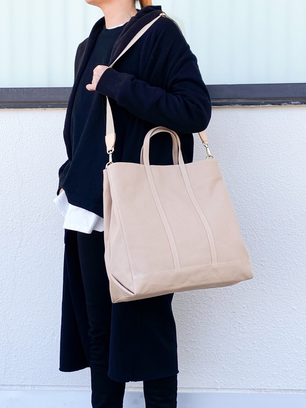 「大人カジュアル、モノトーンコーデ、UNIQLO、russet(russet)、着回しコーデ、レイヤードスタイル、シンプルコーデ、スキニーパンツ、ブラックコーデ、骨格ナチュラル、キャンバストート、大人女子、大きめバッグ」｜「russetの【SSカラー追加】＜SHOPPER＞キャンバストートバッグ L ／CE-244（トートバッグ、ベージュ系）」を使った、kaoさん（レディース・160cm）の春コーディネートの3枚目の写真