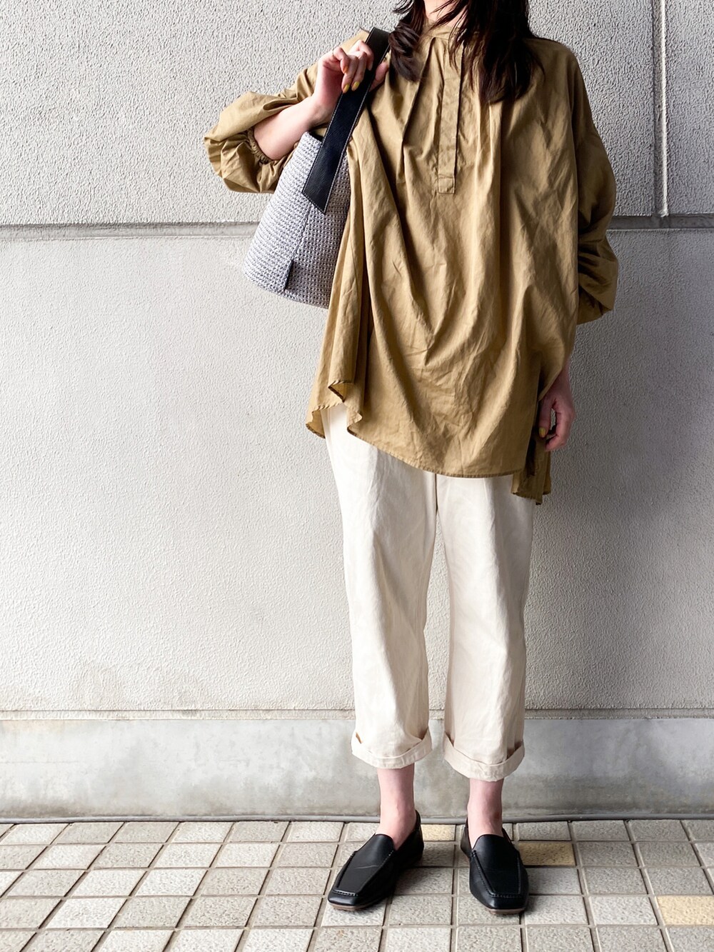 グレー系のショルダーバッグ、ベージュ系のシャツ/ブラウス、ホワイト系のデニムパンツを着用したレディースの春コーディネートの2枚目の写真