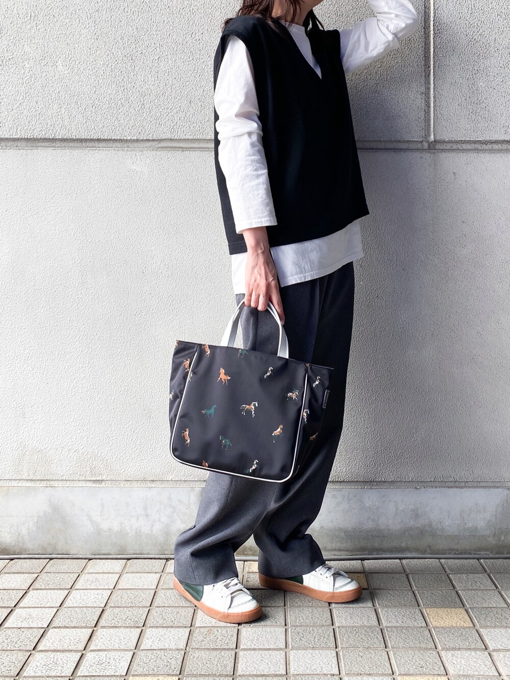 「オトナカジュアル、メンズライク、russet(russet)、トートバッグ、休日スタイル、ハンドバッグ、骨格ナチュラル、レイヤードスタイル、スニーカー、スニーカーコーデ、着まわし、スラックス、シンプル、モノトーンコーデ」｜「Lavish Gateのアイテム（Tシャツ/カットソー、ホワイト系）」を使った、kaoさん（レディース・160cm）の春コーディネートの2枚目の写真